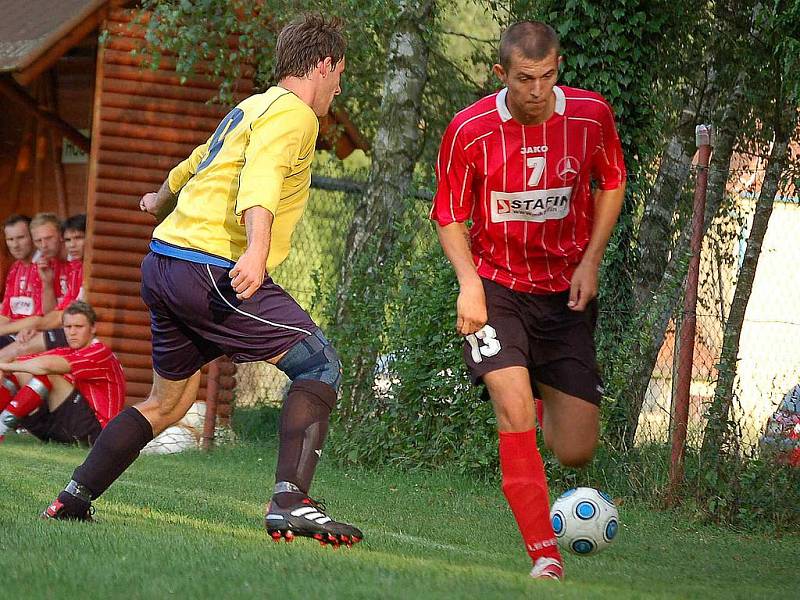 Z přípravného utkání fotbalistů Sokola Krchleby s FK Holýšov.