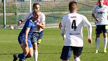 13. kolo FORTUNA ČFL, skupina A: FK Motorlet Praha (modří) - TJ Jiskra Domažlice (hráči v bílých dresech) 1:1 (1:1).