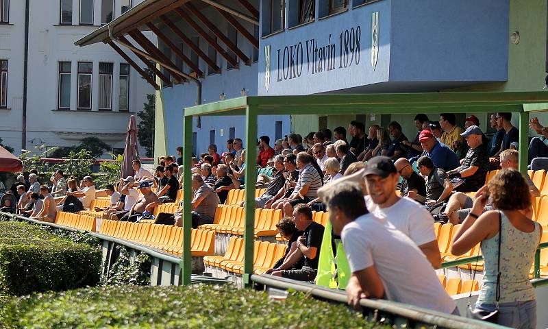 6. kolo FORTUNA ČFL, skupina A: FK Loko Vltavín (zelení) - Jiskra Domažlice (modří) 2:2.