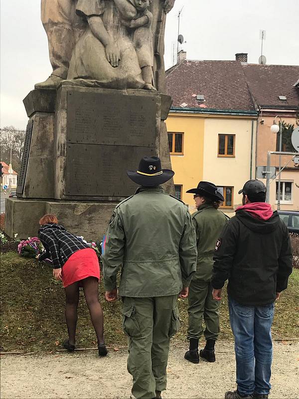 Z piety a uctění památky u pomníku Svobody v Domažlicích.