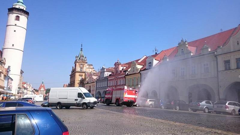 DOMAŽLICKÉ NÁMĚSTÍ pokropili v úterý hasiči, aby zchladili rozpálené dlažební kostky.