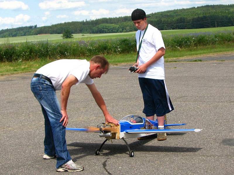 Model air show Drápalík. Na start jde ´mládí´.