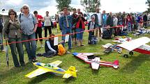 Model air show Drápalík. Bylo pořád na co koukat.