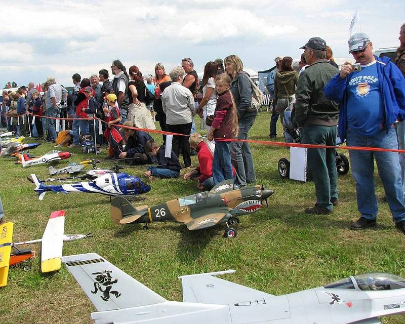 Model air show Drápalík. Bylo pořád na co koukat.