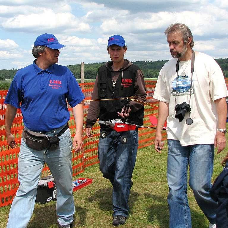 Model air show Drápalík. A hezky zpátky do řady.