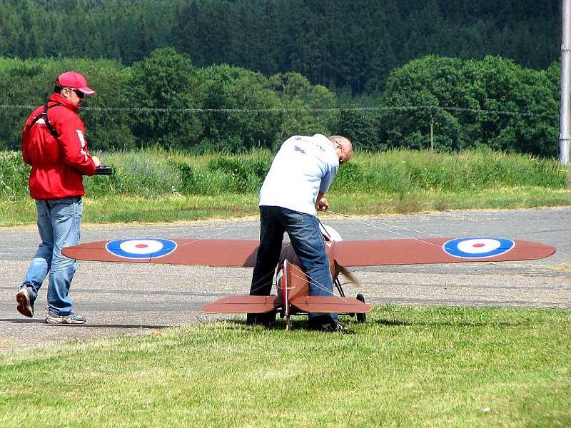 Model air show Drápalík. Pozor,  ´historik´ jde na start.