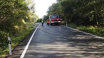 Z nehody u Pařezova, kde 20letý řidič narazil s fordem do stromu.