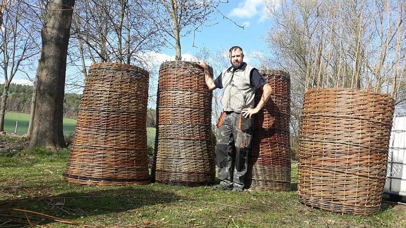 Košíkář Zdeněk Pikal z Hostouně na snímku dokončuje pět gabionů. Proutěné koše už odvezl na velhartický hrad, kde se připravuje interaktivní výstava o třicetileté válce.