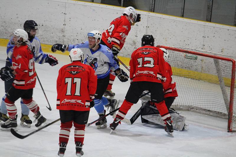 HC Domažlice (v modrobílém) - HC Čerti Ostrov (v červeném) 22:4 po třetinách 6:3, 9:1, 7:0.