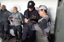 Ve firmách na Domažlicku prováděli policisté z odboru cizinecké policie ve spolupráci se speciální pořádkovou jednotkou kontrolu zaměřenou na nelegální zaměstnávání, padělané či pozměněné doklady a listiny a na nelegální pobyt cizinců.