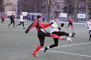 Domažlický kanonýr Michal Veselý zakončuje v přípravném utkání s FK Tachov.