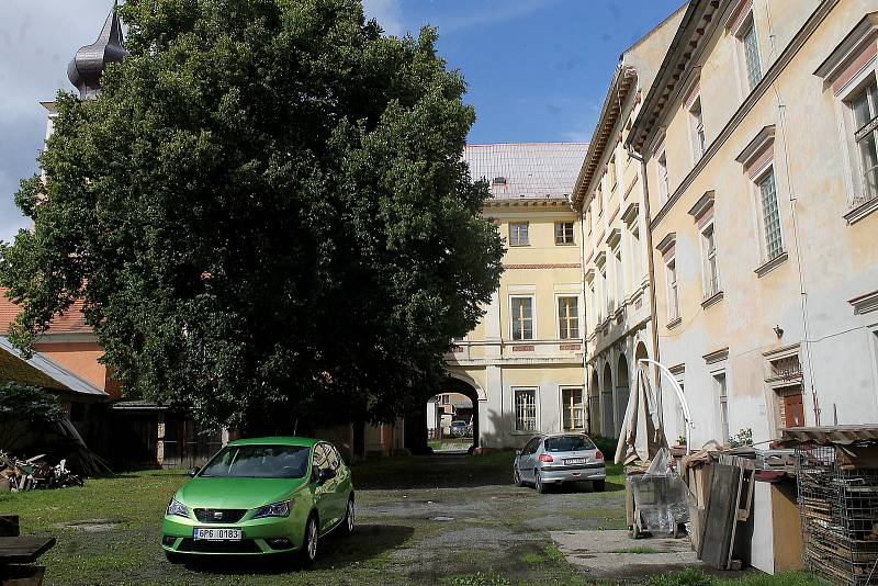 Zámek v Trhanově pocházející z druhé poloviny 17. století vlastní obec. Ta opakovaně žádá o dotace, aby ho mohla kulturní památku kompletně opravit.