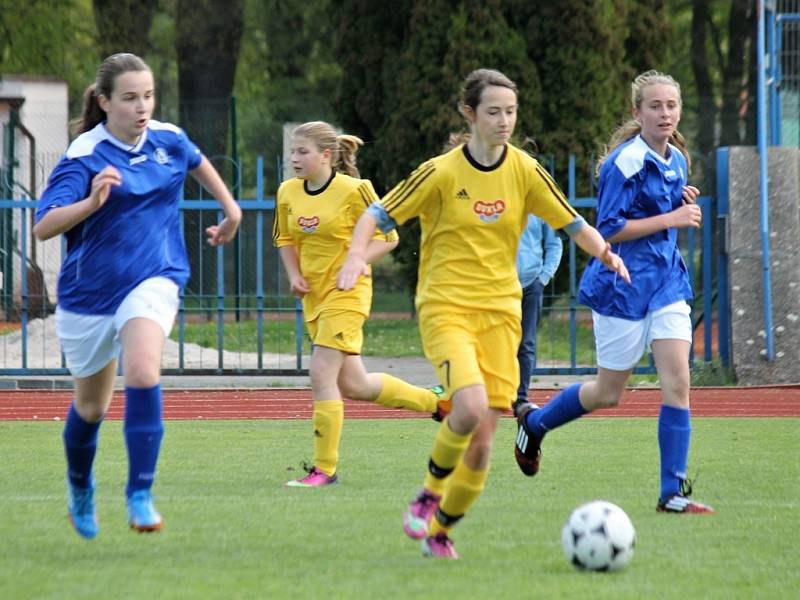 Sedmý turnaj v sezoně II. ligy starších žákyň v Domažlicích - zápas domácí Jiskry s pražskou Duklou - 1:0 (1:0).