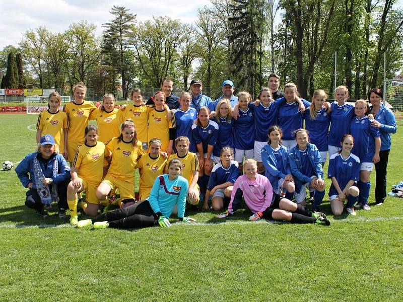 Sedmý turnaj v sezoně II. ligy starších žákyň v Domažlicích - zápas domácí Jiskry s pražskou Duklou - 1:0 (1:0).