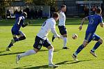 13. kolo FORTUNA ČFL, skupina A: FK Motorlet Praha (modří) - TJ Jiskra Domažlice (hráči v bílých dresech) 1:1 (1:1).