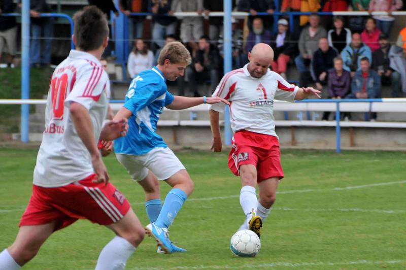 Z utkání fotbalistů FK Holýšov A a TJ Sušice.