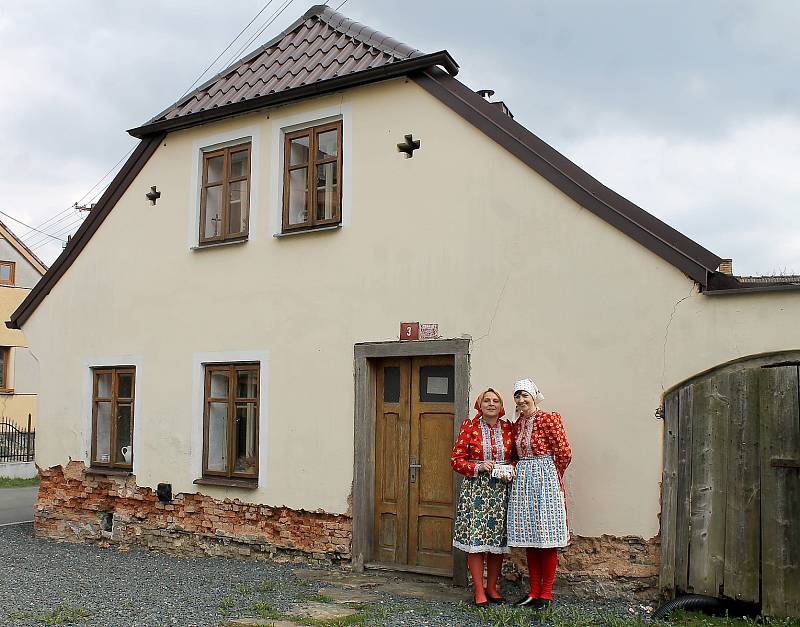 Stavení se nachází na návsi a teď v něm pracují řemeslníci a restaurátoři. O dům se stará obec a místní dobrovolníci. Na snímku jsou Jana Kucalová a Ludmila Kašová.