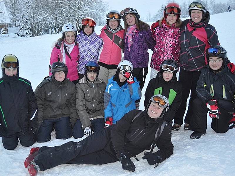 ŽÁCI A UČITELÉ ZŠ Komenského Domažlice absolvovali lyžařský kurz v minulém týdnu v Peci pod Sněžkou. 