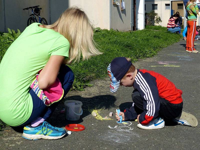 Z malování na asfalt Na Koželužně ve Kdyni.