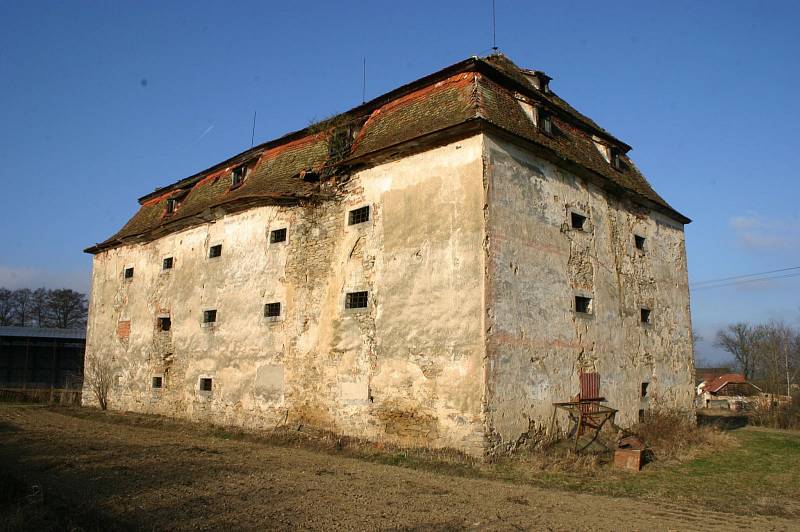 Sýpka v Olešné u Boru v roce 2008, kdy byly z jejího interiéru vyřezány všechny podlahy .