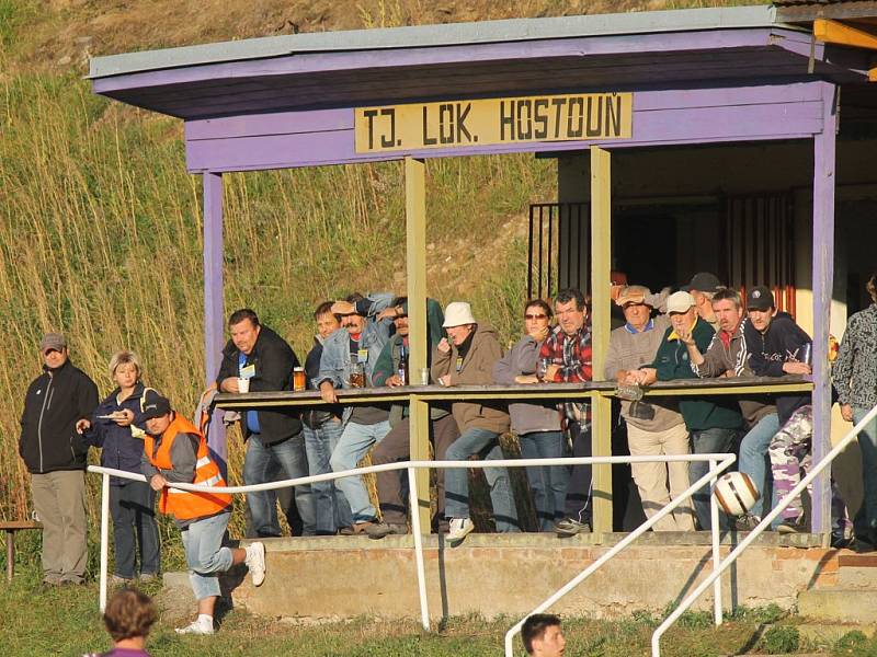 V sousedském derby se v Hostouni utkali fotbalisté domácí Lokomotivy a hostujícího Startu Bělá nad Radbuzou.