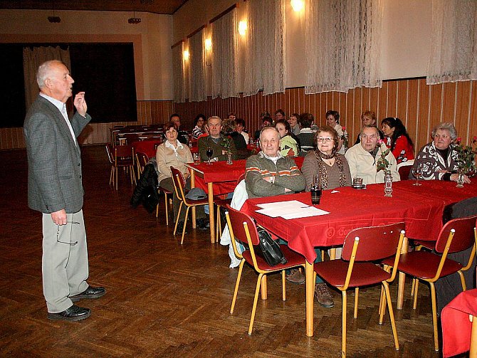 Karel Iha z kdyňské zahrádkářské organizace přednášel na oslavě MDŽ v Černíkově o tom, jak pečovat o zahrádku.  