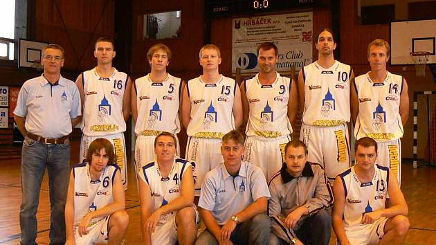 MUŽI JISKRY DOMAŽLICE. Během víkendu domažličtí basketbalisté zaznamenali dvě výhry proti Bak Plzeň a dalšímu týmu z Rokycan.