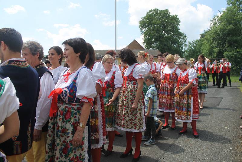 Rodáci a přátelé obce se o víkendu sešli v Chrastavicích. Uctili památku padlých z první světové války a Boženu Němcovou.