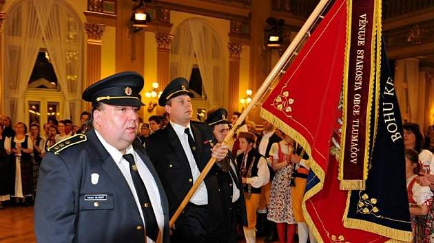 Při letošním Pošumavském věnečku nemohli chybět zástupci SDH Tlumačov, ani jejich starosta Václav Sladký (vlevo).