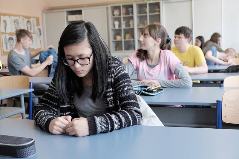 Chvíle před začátkem přijímacích zkoušek na domažlickém gymnáziu.