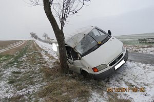 Řidič dodávky nepřizpůsobil rychlost jízdy, dostal smyk a narazil do stromu.
