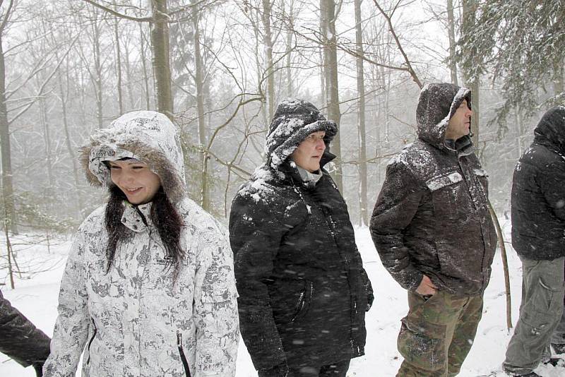 Hromadná meditace u jeskyně Salka v Pasečnici.