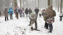 Hromadná meditace u jeskyně Salka v Pasečnici.