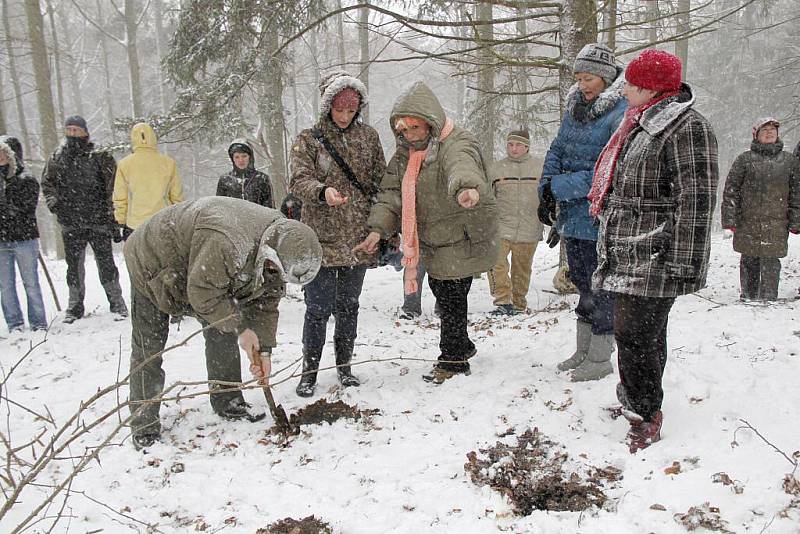 Hromadná meditace u jeskyně Salka v Pasečnici.