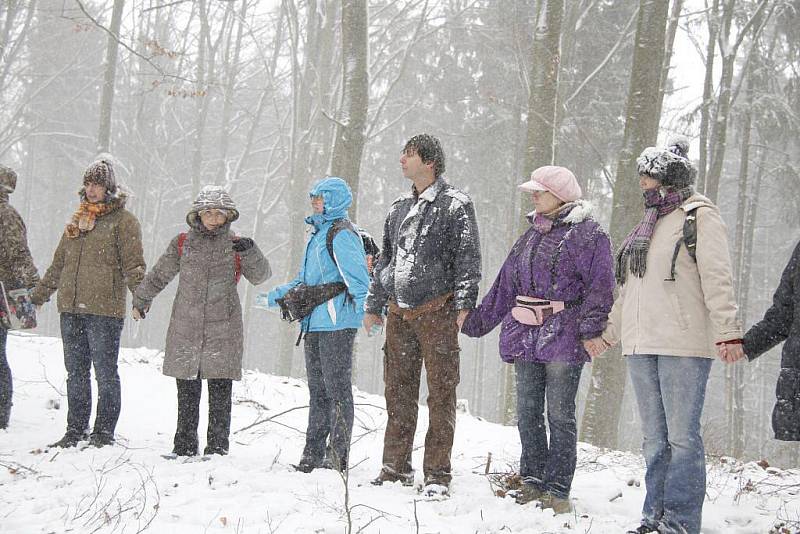 Hromadná meditace u jeskyně Salka v Pasečnici.