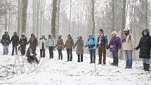 Hromadná meditace u jeskyně Salka v Pasečnici.