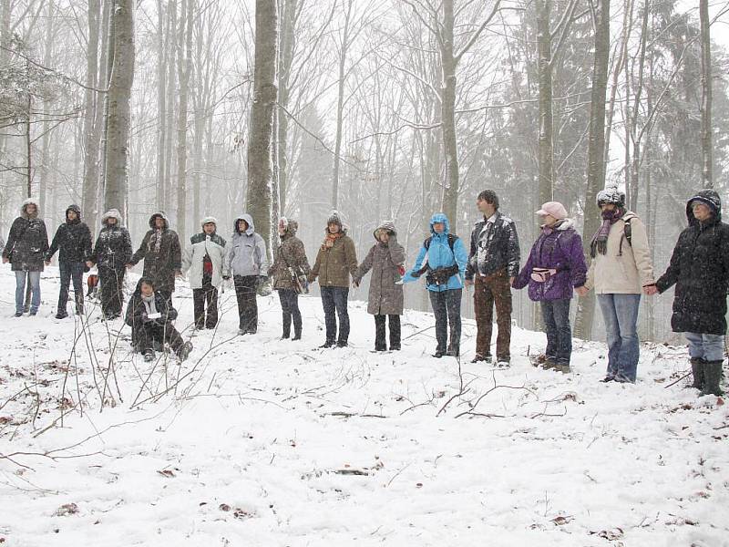 Hromadná meditace u jeskyně Salka v Pasečnici.