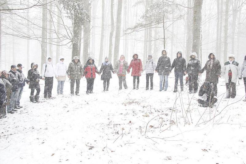 Hromadná meditace u jeskyně Salka v Pasečnici.