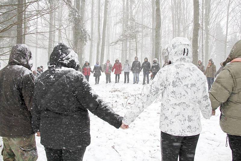 Hromadná meditace u jeskyně Salka v Pasečnici.