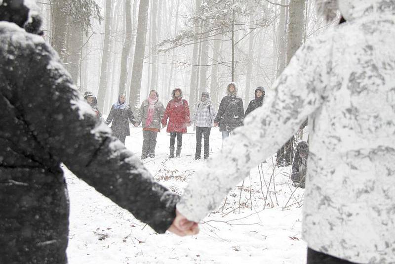 Hromadná meditace u jeskyně Salka v Pasečnici.