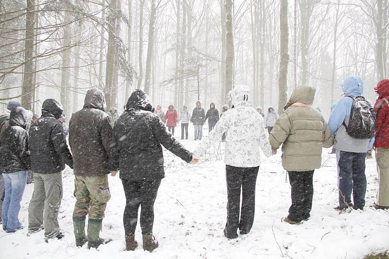 Hromadná meditace u jeskyně Salka v Pasečnici.