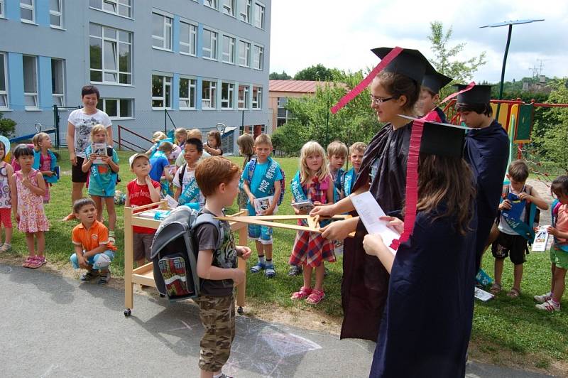 Z pasování předškoláků z MŚ Msgre B. Staška Domažlice na školáky.