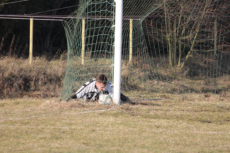 SK Kdyně (v bíločerném) - Okula Nýrsko (v modrém) 1:5.