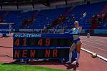 Atletka Valerie Dzurová na stadionu ve Vítkovicích před tabulí, na které svítí čas jejího běhu na 300 metrů překážek a poznámka o novém národním rekordu.