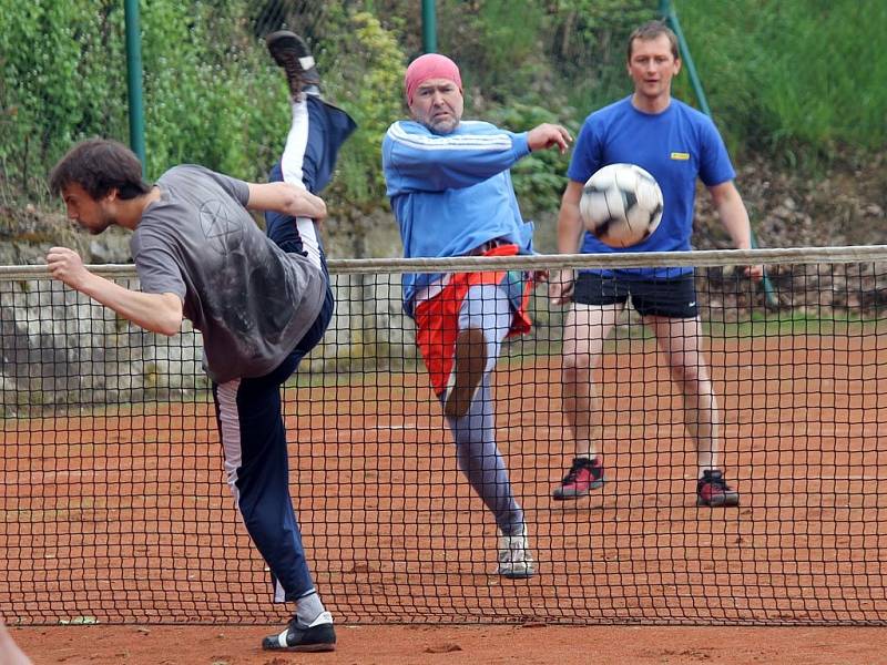 Tradiční pouťový turnaj v nohejbalu trojic v Horní Kamenici.