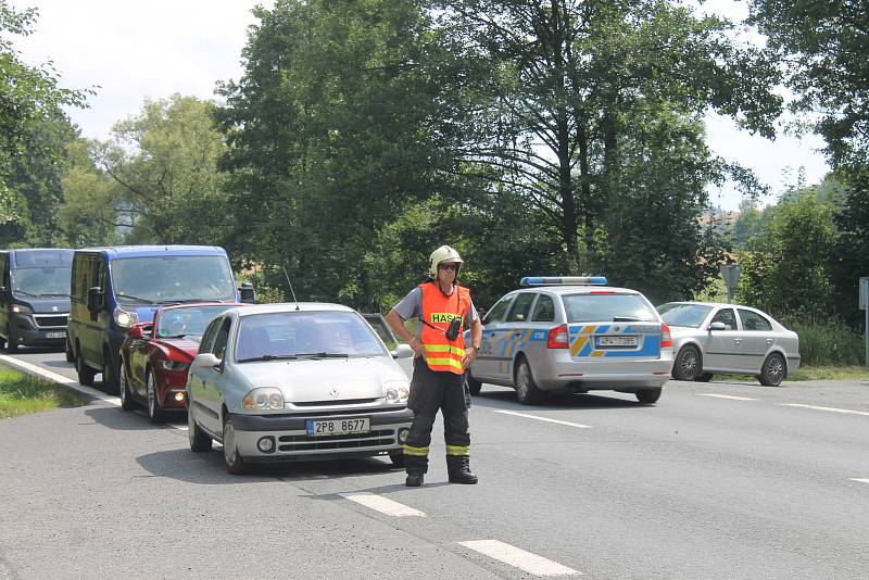 Doprava je řízena kyvadlově Policisty v jednom jízdním pruhu.