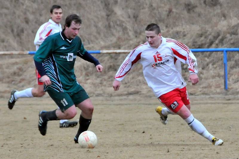 Z utkání fotbalistů FK Holýšov a ZKZ Horní Bříza.