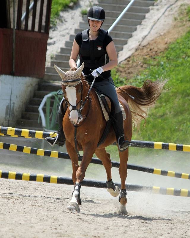 Jezdecké hobby závody na kolbišti pod Vavřincem v Domažlicích. Domácí želízko v ohni, Karolína Jírovcová s Penelopou.