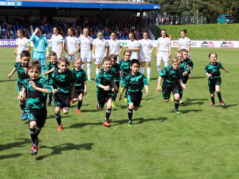 Mladé Španělky porazily v semifinále Mistrovství Evropy v Domažlicích Holanďanky 2:0 a jsou ve finále.