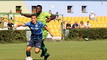 6. kolo FORTUNA ČFL, skupina A: FK Loko Vltavín (zelení) - Jiskra Domažlice (modří) 2:2.